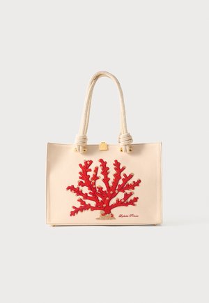 Bézs színű nagy kézitáska vastag kötél fogantyúkkal és elöl nagy piros korall mintával, apró arany díszítésekkel hímzett.
