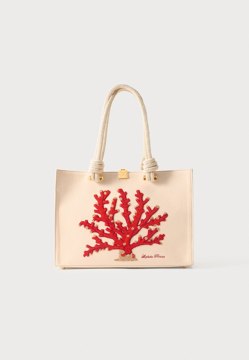 Μπεζ τσάντα ώμου με χοντρές λαβές από σκοινί και μεγάλο κόκκινο σχέδιο κοραλλιού κεντημένο μπροστά με μικρές χρυσές λεπτομέρειες.