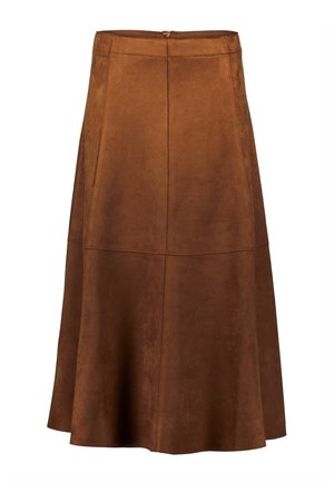 Jupe trapèze en daim marron avec une texture lisse, des coutures en panneaux et une fermeture éclair à l'arrière. Longueur mi-mollet avec un ourlet évasé.