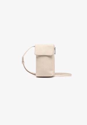 Beige Leder-Umhängetasche mit strukturiertem Oberflächen, Klappenverschluss und verstellbarem Tragegurt. Rechteckige Form mit einem glatten Reißverschluss.