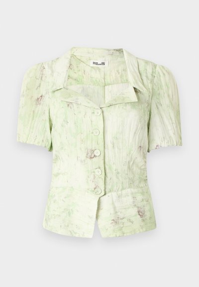 Πράσινη μπλούζα με κοντά μανίκια και γιακά, με εμπρόσθιο κούμπωμα και υφασμάτινο σχέδιο με ανοιχτό ροζ αποχρώσεις.