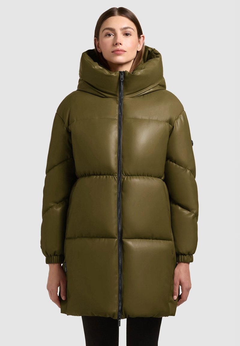 Olijfgroene donsjas met hoge kraag, ritssluiting, elastische boorden en doorgestikte textuur, met een gestroomlijnd silhouet.