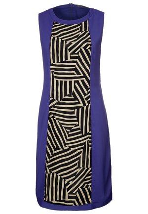 Robe sans manches à longueur genou avec côtés unis violet et un panneau central présentant des rayures géométriques noires et blanches irrégulières.
