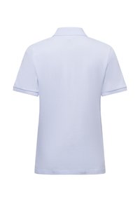 Lichtblauwe polo met een klassieke kraag, korte mouwen en een zachte katoenen textuur. Eenvoudig ontwerp zonder patronen of accenten.