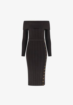 Schwarzes, geripptes Strick-midi-kleid mit schulterfreiem Design, langen Ärmeln und einer Reihe goldener Knöpfe auf der linken Seite.