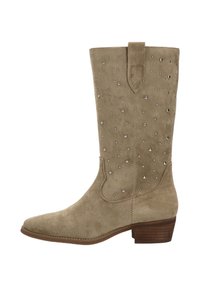 Bota de ante beige hasta la rodilla con punta afilada, adornada con tachuelas plateadas y un tacón de madera apilada. Cuenta con una lengüeta en la parte superior.