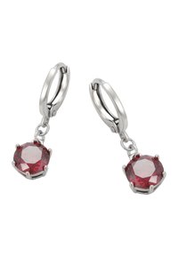 Gli orecchini a cerchio in argento presentano una pietra preziosa rossa sfaccettata appesa a una montatura in argento, che mette in mostra una forma rotonda e una finitura lucida.