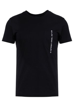 T-shirt noir à manches courtes avec une petite poche sur la poitrine gauche comportant un texte blanc vertical indiquant "© COPYRIGHT / DIESEL-IND ® 1978".