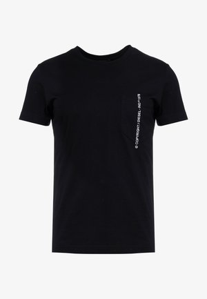Schwarzes T-Shirt mit kurzen Ärmeln und einer kleinen Tasche auf der linken Brust mit vertikalem weißen Text „© COPYRIGHT / DIESEL-IND ® 1978“.