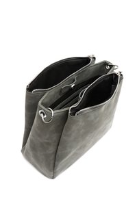 Harso nahkainen käsilaukku, jossa on kolme pääasiallista vetoketjullista osastoa ja hopeisia metallirenkaita hihnoille, esitettynä avoimena valkoista taustaa vasten.