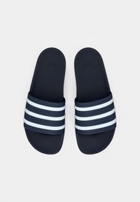 Șlapi bleumarin cu două barete texturate în albastru închis, decorate cu trei dungi albe și un logo discret pe suprafața superioară.