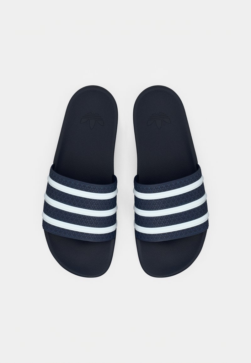 Marineblå slidesandaler har to teksturerede mørkeblå remme med tre hvide striber og et diskret logo på oversiden.