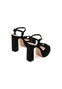 Zwarte suède hoge hakken sandalen met een dikke blokhak, verstelbare enkelband en een afgerond te ontwerp. Subtiele gouden accenten.
