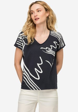 Marineblauw T-shirt met een V-hals, voorzien van witte abstracte lijnen en patronen. Korte mouwen en een ontspannen pasvorm. Gemaakt van zachte katoen.