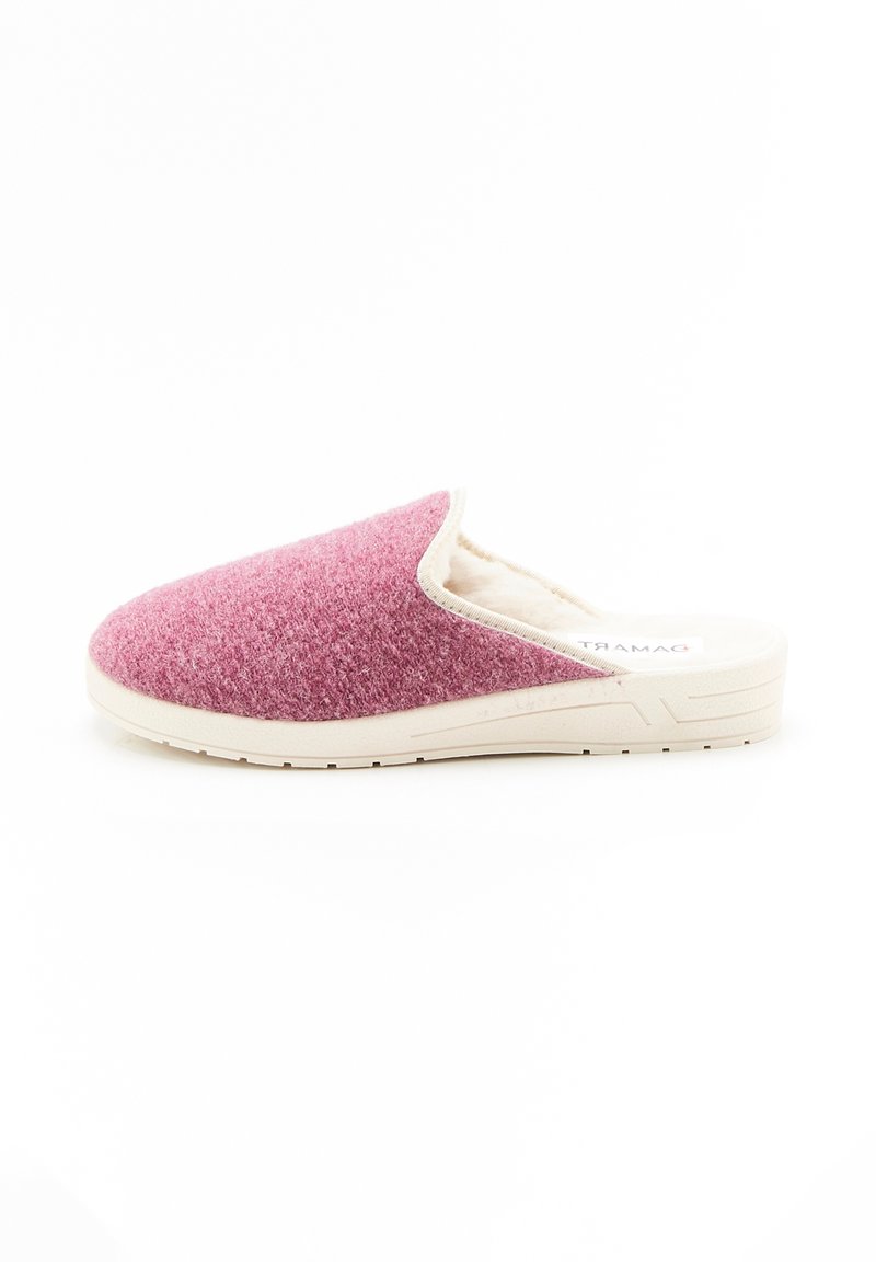 Zapatilla de casa rosa de felpa sin cordones con un suave forro interior y suela de goma de color claro. Punta redondeada y diseño sin cierre.