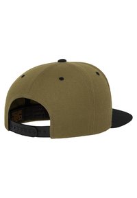 Cappellino verde oliva con visiera nera, realizzato in tessuto testurizzato. Presenta una chiusura snapback nera regolabile e un logo ricamato all'interno.