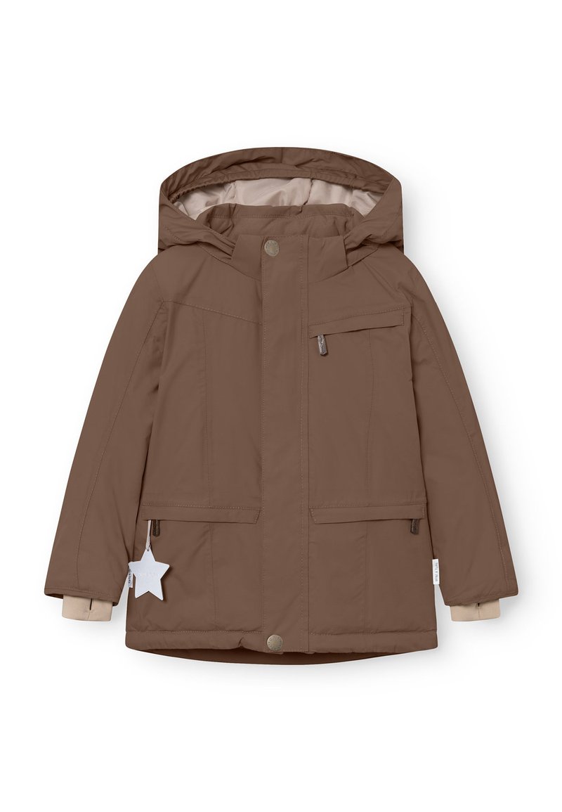 Veste isolante brune avec capuche, dotée d'une fermeture éclair frontale, de deux poches latérales et d'une petite étiquette en forme d'étoile. Texture lisse et design chaud.
