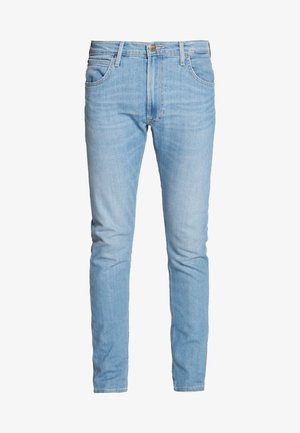 Vaqueros azul claro con un corte ajustado, confeccionados en denim, que cuentan con bolsillos estándar, costuras en contraste y una bragueta clásica de botones.