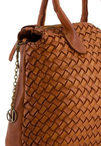 Brun vævet lædertaske med en toplynlås, korte håndtag og en dekorativ metal kæde accent. Har et tekstureret, fletdesign.