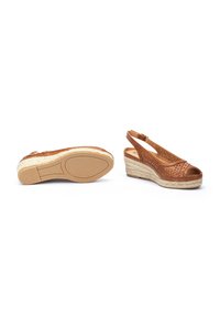 Pikolinos BENIDORM - Sandalias de cuña - brown