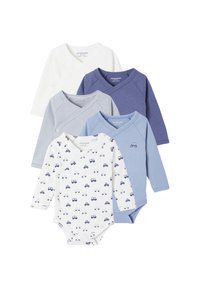 Fünf Langarm-Bodysuits in verschiedenen Farben: weiß, hellblau, dunkelblau, marineblau und gestreift. Einer hat ein Auto-Muster. Aus weichem Baumwollmaterial.