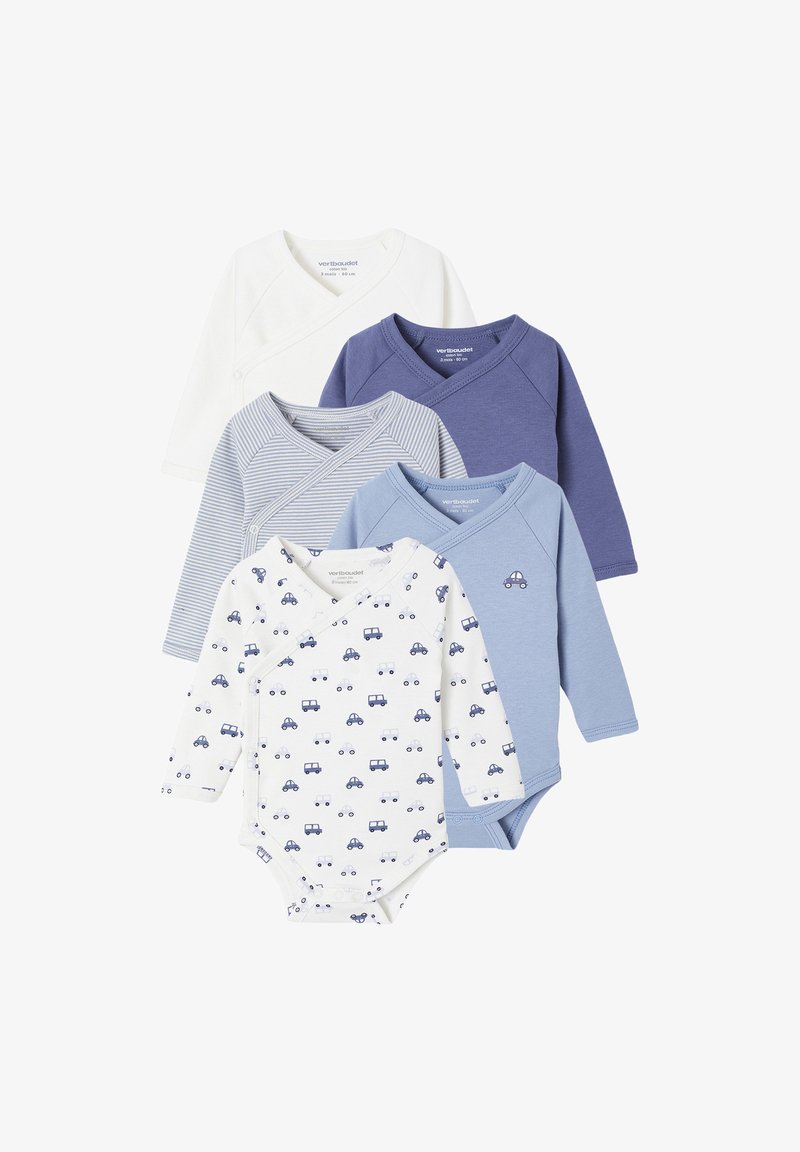 Fünf Langarm-Bodysuits in verschiedenen Farben: weiß, hellblau, dunkelblau, marineblau und gestreift. Einer hat ein Auto-Muster. Aus weichem Baumwollmaterial.
