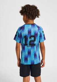 Sportströja med himmelsblå och mörkblå ränder, med numret "12" i svart på ryggen, tillsammans med svarta shorts och ett tyg med struktur.