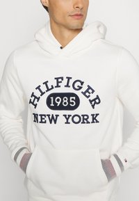 Tommy Hilfiger MONOTYPE COLLEGIATE HOODIE - Felpa - white