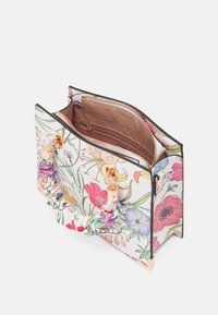 Borsa a mano con motivo floreale, manico in tessuto arricciato, accessori in oro rosa e apertura superiore che mostra una tasca interna con cerniera e foderatura beige.