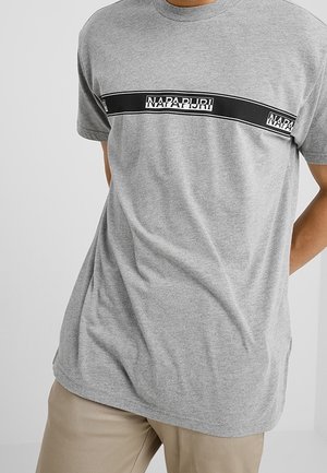 Graues Kurzarm-T-Shirt aus Baumwolle mit einem schwarzen horizontalen Streifen und dem weißen Text "NAPAPIJRI". Standard Design mit Rundhalsausschnitt.