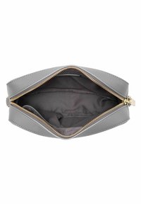 Borsa in pelle grigia con cerniera dorata, con un interno foderato in tessuto scuro. Il design aperto rivela ampio spazio di archiviazione.