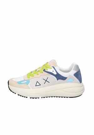 Scarpe da ginnastica atletiche con una combinazione di rete e suede in beige, blu e bianco, con dettagli in verde chiaro, suola nera e dettagli del logo.