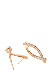 Orecchini curvi color oro, uno con cristalli trasparenti incastonati, entrambi con chiusura a perno, mostrati su uno sfondo bianco.