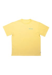 Gelbes T-Shirt mit kurzen Ärmeln aus Baumwolle. Es hat einen runden Halsausschnitt und einen kleinen türkisfarbenen Schriftzug "Dilly Lazy Dept." auf der linken Vorderseite.