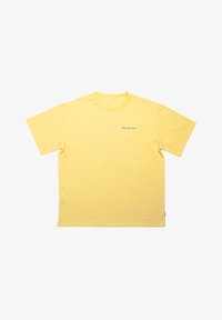 Camiseta amarilla de manga corta hecha de algodón. Presenta un escote redondo y un pequeño texto turquesa "Dilly Lazy Dept." en la parte delantera izquierda.