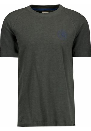 T-shirt gris foncé à manches courtes et col rond, avec un discret logo circulaire bleu sur le côté gauche de la poitrine et une petite étiquette à l'ourlet inférieur.