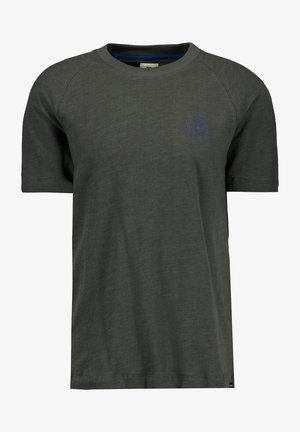 Tummanharmaa, lyhythihainen pyöreäkauluksinen T-paita, jossa on hillitty sininen pyöreä logo vasemmassa ylärinnassa ja pieni merkki alareunassa.