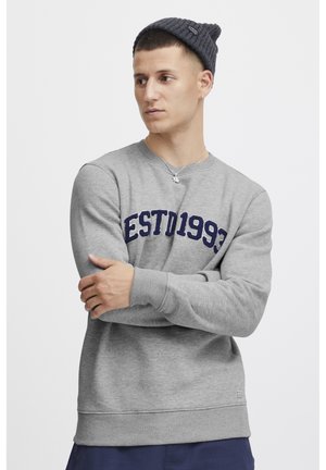 Grau Sweatshirt mit Rundhalsausschnitt, mit navyblauer gestickter Schrift "ESTD1993" über der Brust und gerippten Bündchen und Saum.