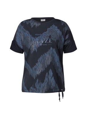 Camiseta de manga corta azul marino en mezcla de algodón, con un patrón de zigzag texturizado en azul y un logo impreso en el frente. Cuerda ajustable en el dobladillo.