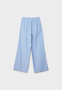Pantalons larges rayés bleu clair avec une taille élastique, fabriqués en tissu doux, arborant des rayures blanches verticales pour le relief.
