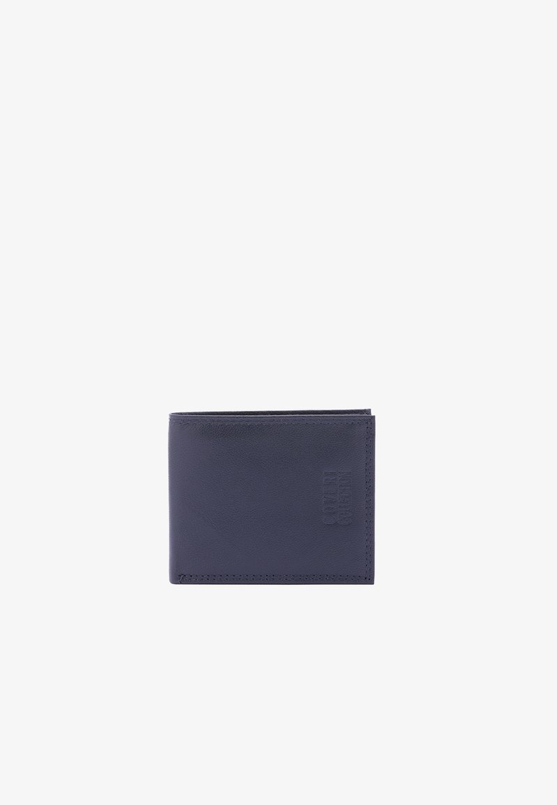 Portafoglio bifold in pelle blu scuro chiuso con un logo sottile in rilievo nell'angolo in basso a destra, mostrato su uno sfondo bianco.