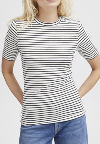 Gestreept T-shirt met korte mouwen in roomkleur en marineblauw. Heeft een ronde halslijn en een getailleerde pasvorm. De stof lijkt soepel en lichtgewicht.