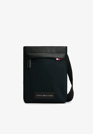 Zwarte Tommy Hilfiger crossbodytas met leren afwerking, klein voorvak met rits en verstelbare schouderriem.