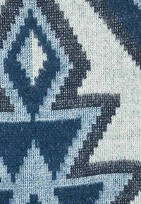 Villakangas, jossa on geometrinen kuvio laivastonsinisen ja vaaleansinisen sävyissä kermanvärisellä taustalla, ja siinä on teksturoitu pinta.