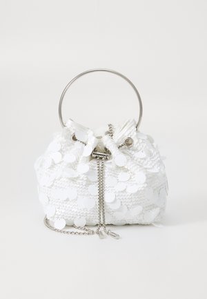 Kleine weiße Beuteltasche mit Kordelzug, bedeckt mit Pailletten, silbernem Metallringgriff und Kettenriemen vor einfachem Hintergrund.