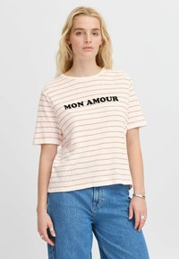 Dryžuota marškinėliai šviesiai rožinės spalvos su raudonais dryžiais. Centru yra juodas tekstas "MON AMOUR", apvalus kaklas ir trumpomis rankovėmis.
