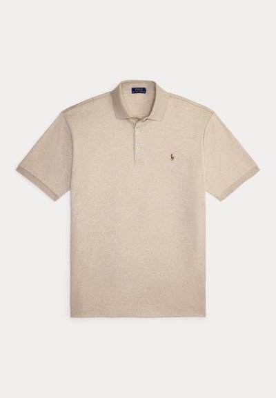 Polo beige à manches courtes avec col, patte à deux boutons et petit logo brodé sur la poitrine gauche.