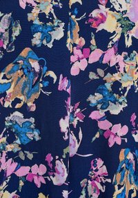 Tissu floral avec un fond bleu marine foncé, présentant des motifs de fleurs abstraites vibrantes en rose, bleu et vert. Texture lisse.