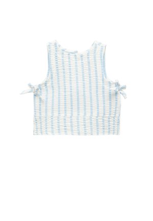 Witte mouwloze top met blauwe verticale strepen, met zijstrikken en een textuurstof. Eenvoudig, casual ontwerp met een ronde halslijn.