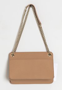 Beżowa torebka z faux skórki o gładkiej fakturze, z złotym łańcuszkiem i dwoma metalowymi oczkami do mocowania. Prostokątny kształt.